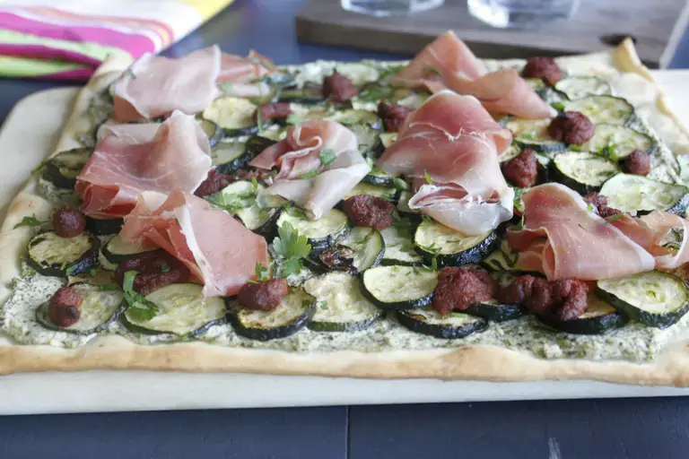 Pizza basilic au jambon cru et courgettes grillées