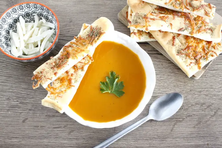 Velouté 8 légumes et baguettines de pizza mozzarella et herbes