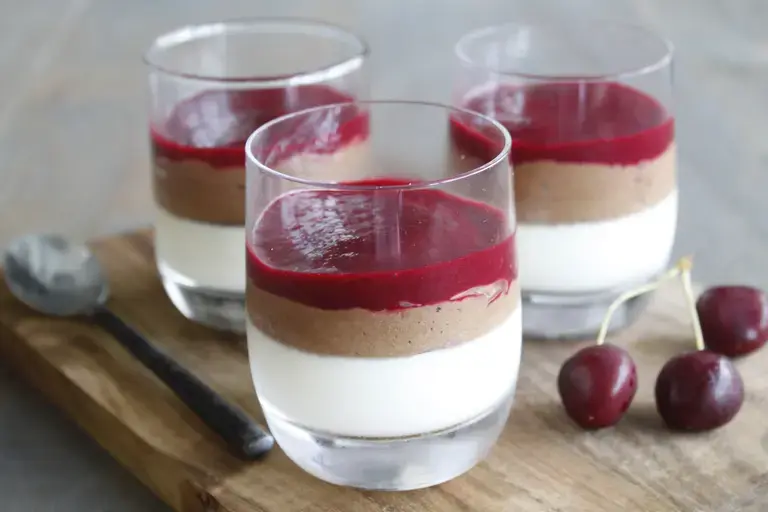 Panna cotta, mousse au chocolat Noir Absolu et compotée de cerises
