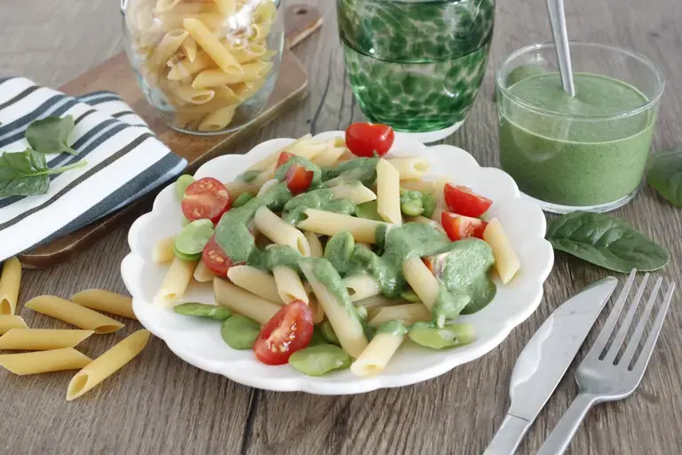 Pâtes végétariennes aux fèves, épinards et chèvre frais