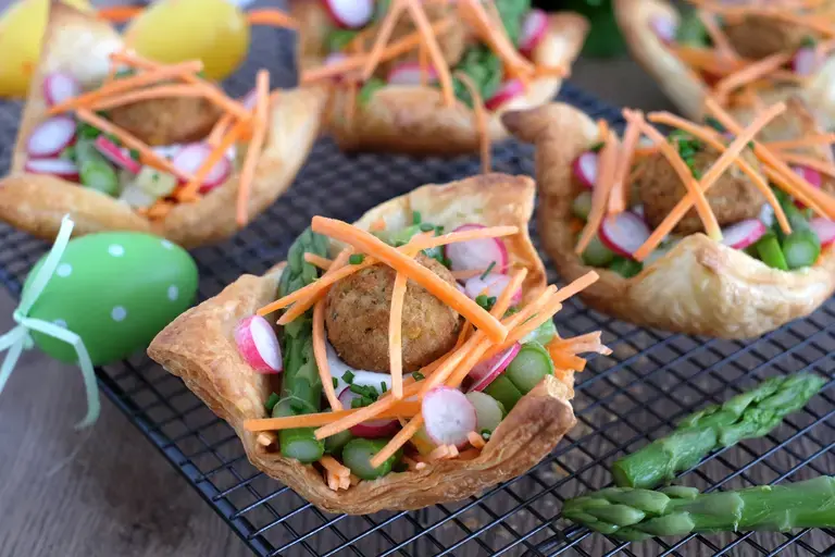 Nids croustillants aux légumes et falafels