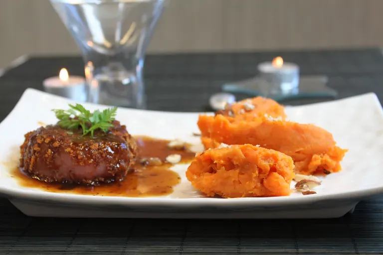 Noisettes de veau panées au pain d'épices, purée de patate douce