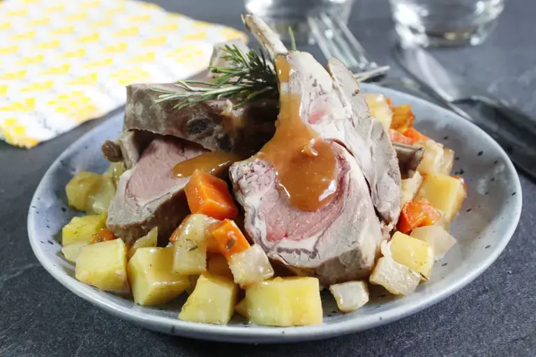 Carré d'agneau et petits légumes