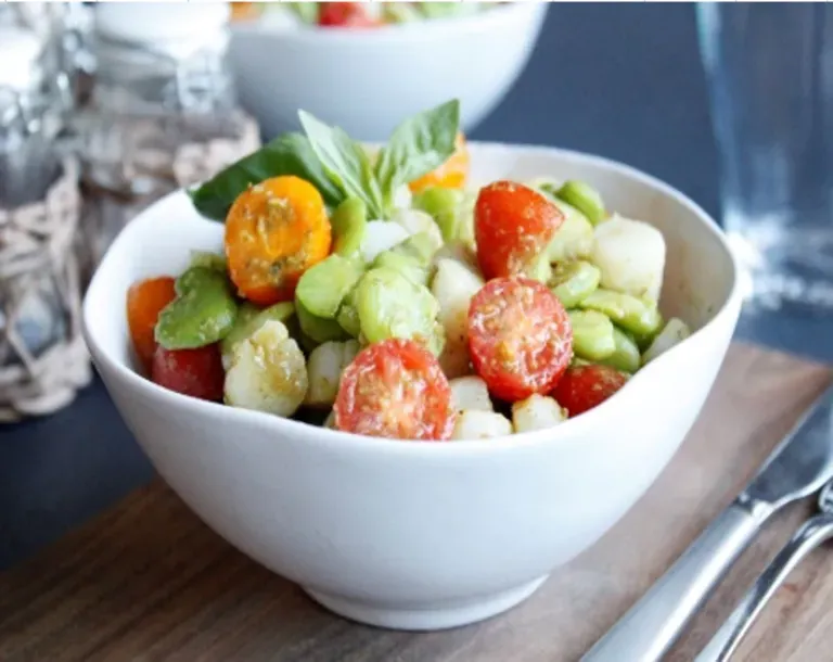 Salade de fèves pétoncles et tomates cerises