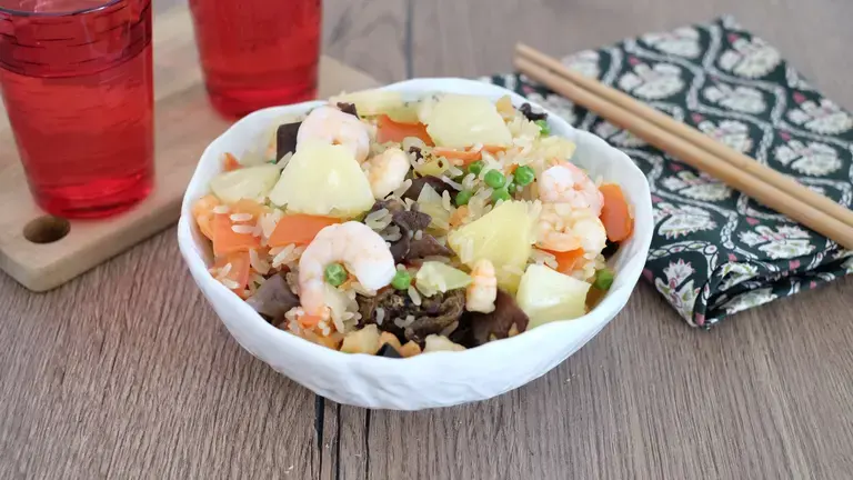 Riz aux crevettes, ananas et champignons noirs