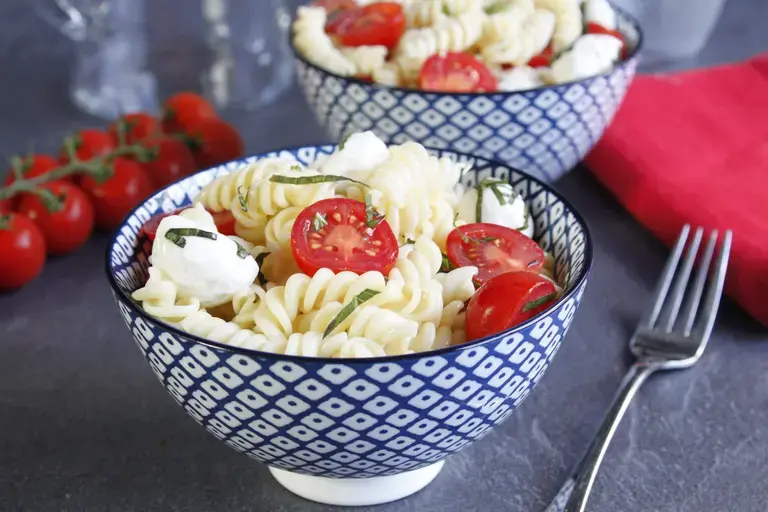 Torsades tomates mozzarella basilic