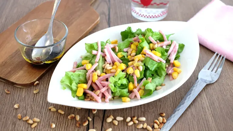 Batavia aux allumettes de jambon mais et pignons