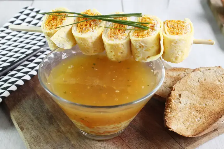 Soupe de Légumes Vermicelles Bio et ses rouleaux d'omelette aux carottes