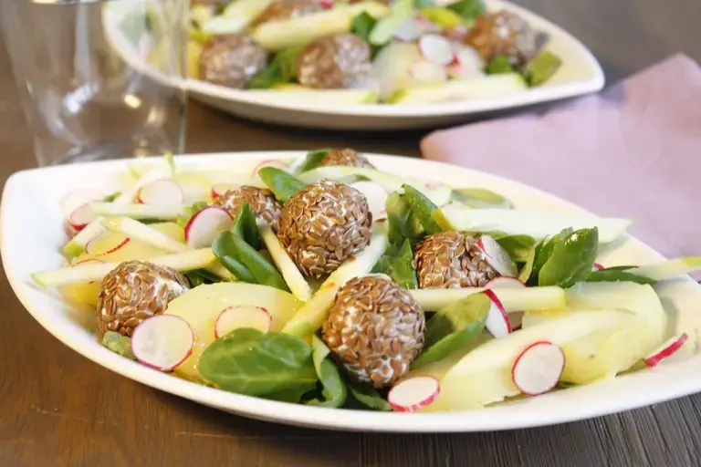 Salade de mâche, pomme granny et légumes croquants