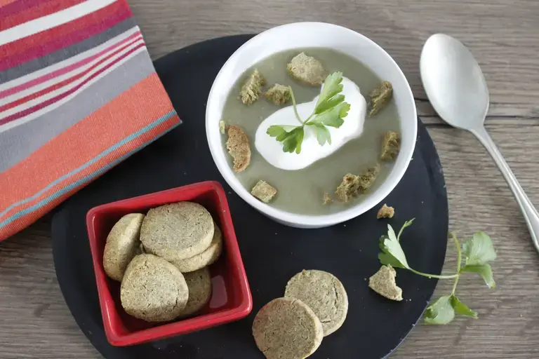 velouté de champignons, chantilly au gorgonzola et sablés au sarrasin