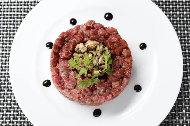 Tartare de boeuf au gingembre et cèpes
