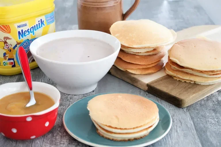 Pancakes à la compote de pomme et bol de Nesquik