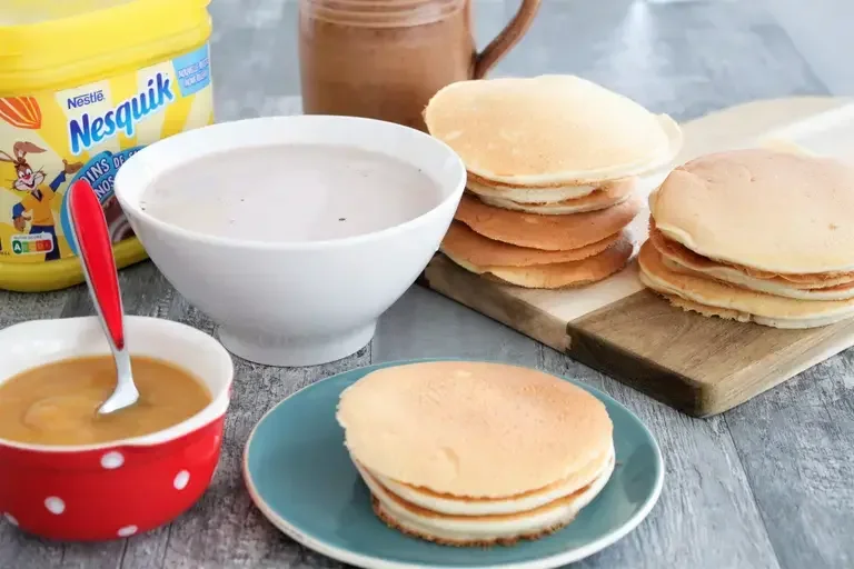 Pancakes à la compote de pomme et bol de Nesquik