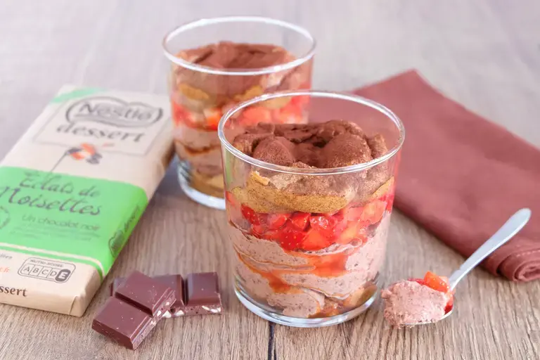 Tiramisu aux fraises et chocolat éclats de noisettes
