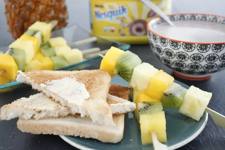 Brochettes de fruits exotiques, pain toasté et Nesquik