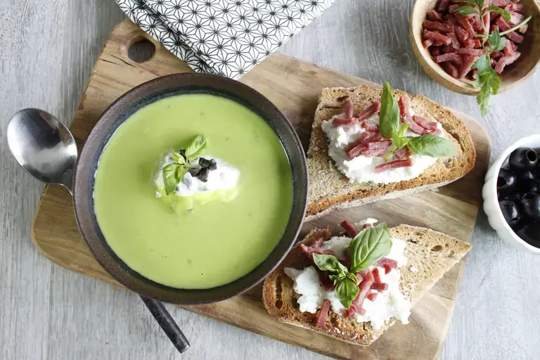 Cappucino glacé de petits pois et tartine de ricotta et bacon