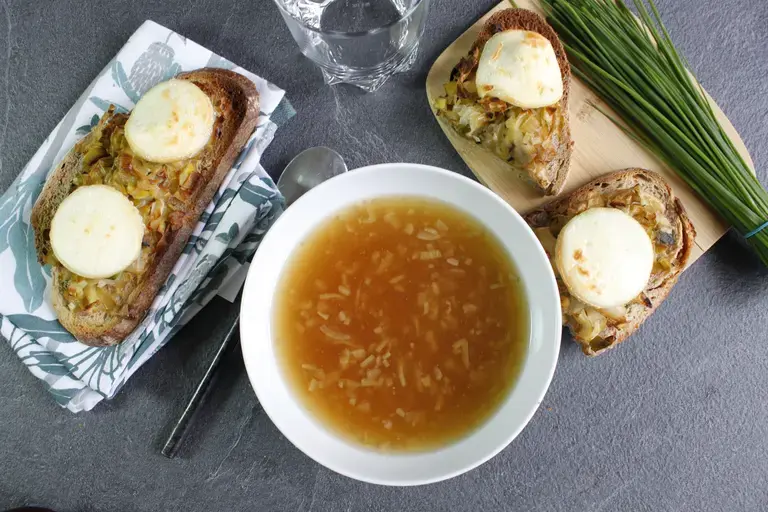 Pour un diner sur le pouce dégustez cette soupe à l'oignon avec une tartine poireau chèvre !
