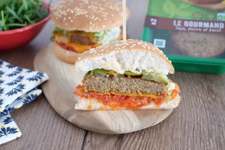 Burger cheddar veggie sauce tomate maison