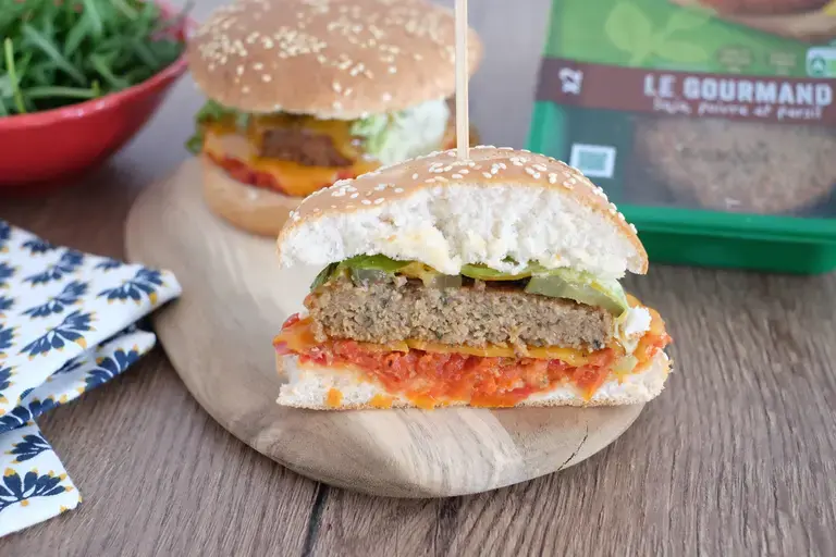 Burger cheddar veggie sauce tomate maison