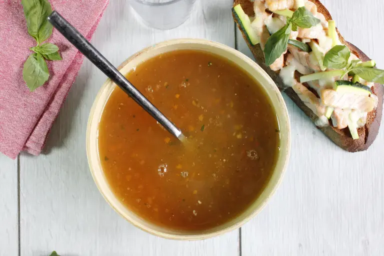 Bouillon de légumes vermicelles et sa tartine de saumon et courgettes