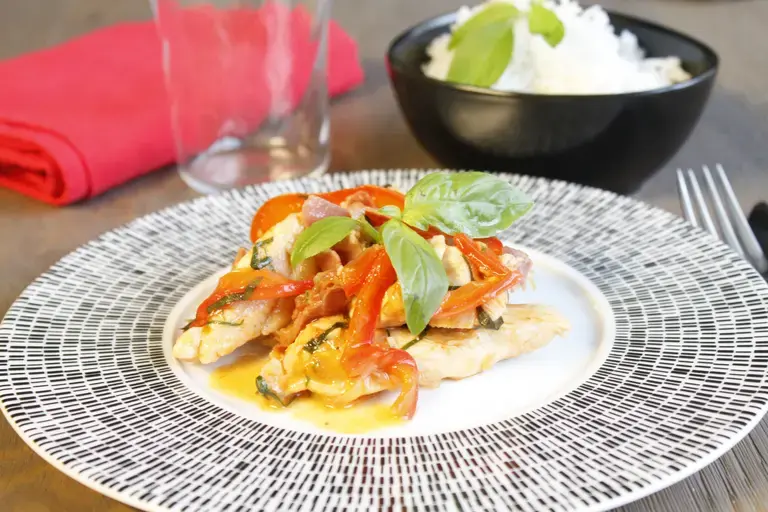 Rouleaux de poulet, poitrine et petits légumes