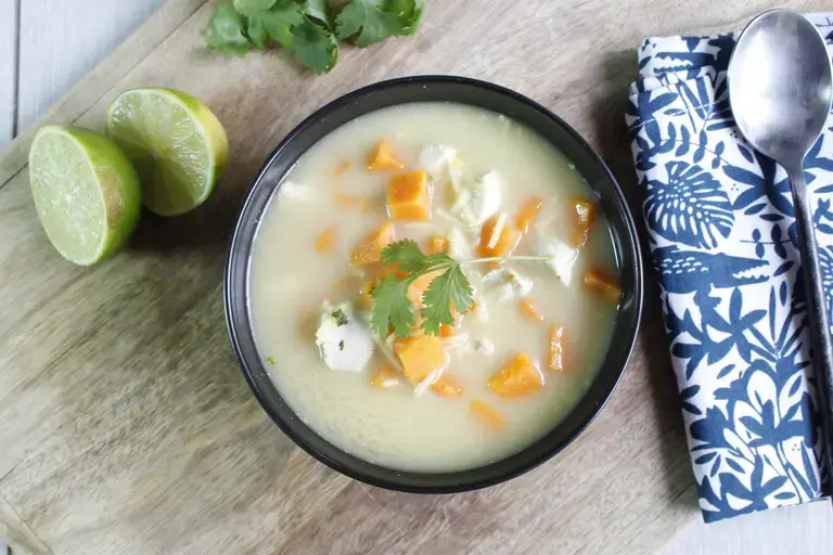 Bouillon de poule vermicelles, lait de coco et patate douce au citron vert