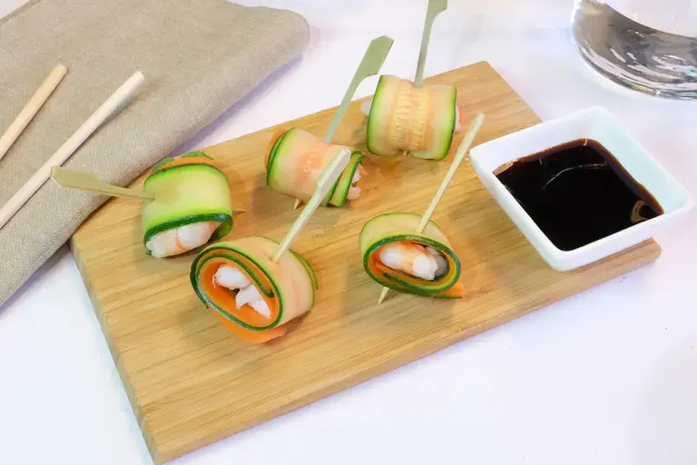 Roulés de courgette, crevettes, carotte et menthe