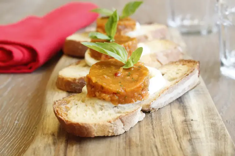Tartine mozzarella et gelée tomate basilic