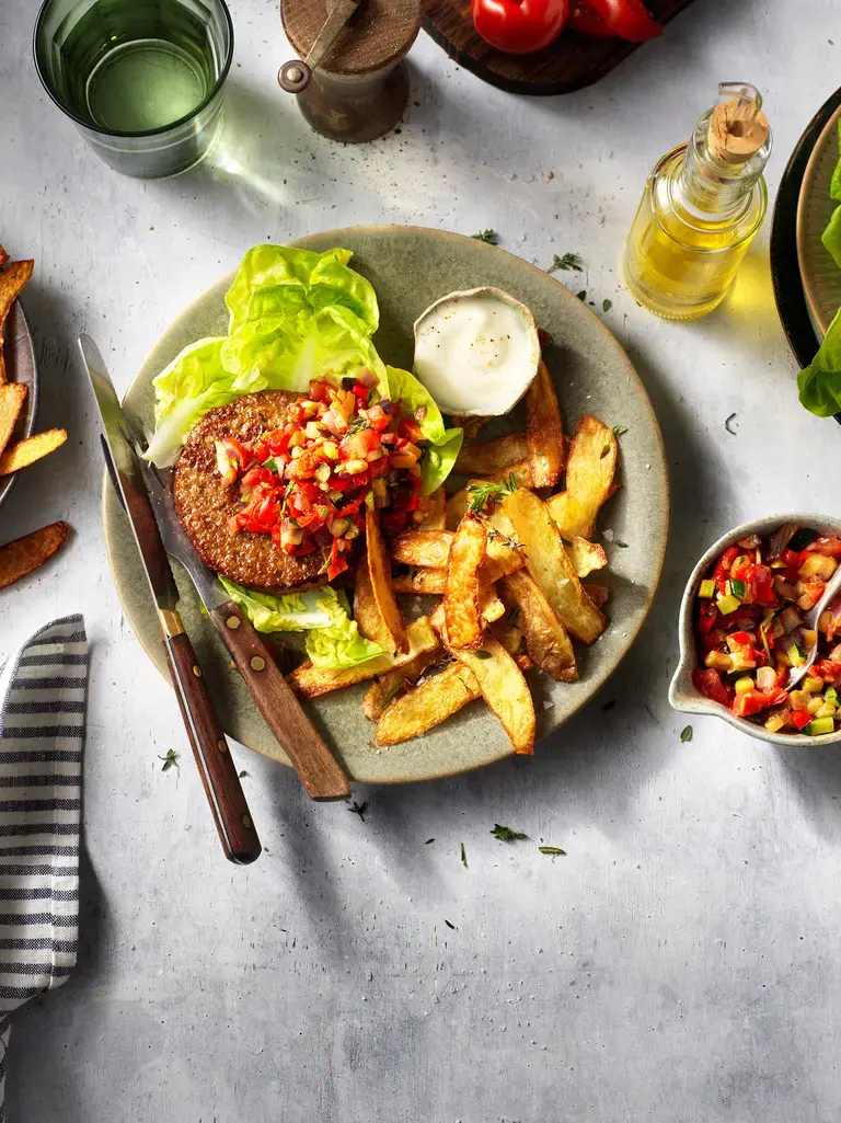 Burger sensationnel sans gaspillage à l'ailoli et aux pelures de pommes de terre