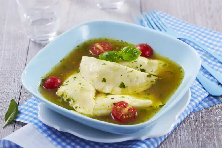 Ravioles ricotta basilic bouillon méditérannéen