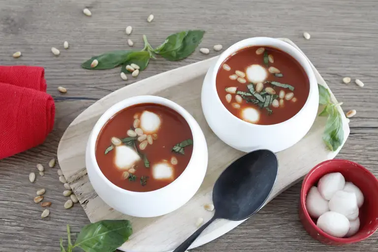 Velouté de tomates mozzarella basilic pignons