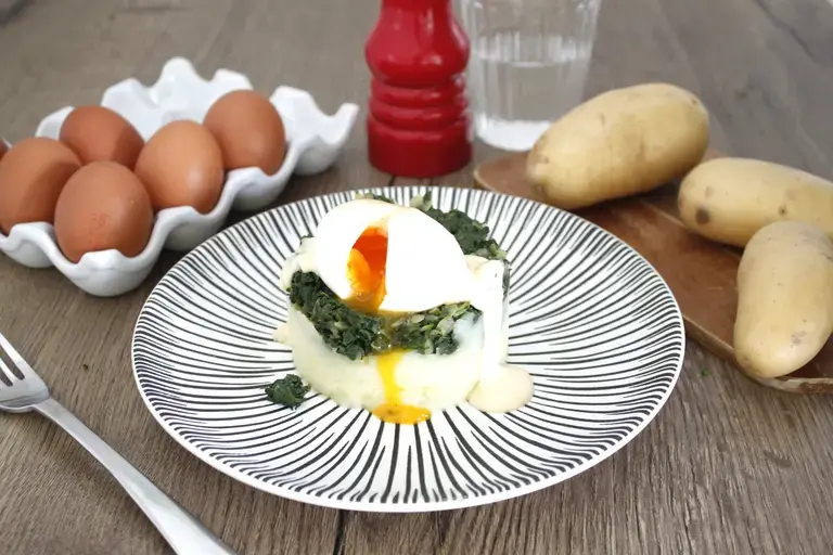 Oeufs mollets fondue d'épinards sauce beurre blanc