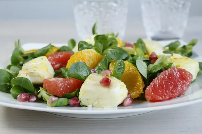 Salade de mâche et cabillaud mariné aux agrumes et grenade