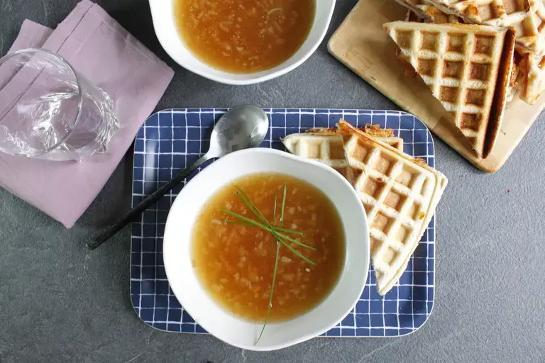 Soupe à l'oignon et croque salé