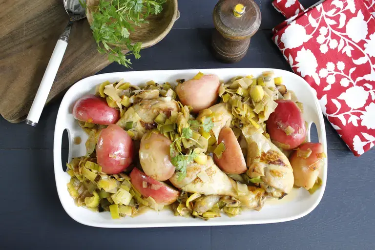Sauté de poulet aux poireaux et pomme