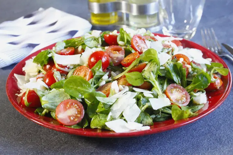 Salade de mâche, tomate, parmesan olives