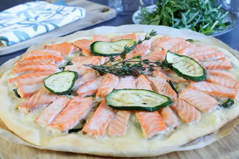 Pizza estivale saumon, mozzarella, courgettes