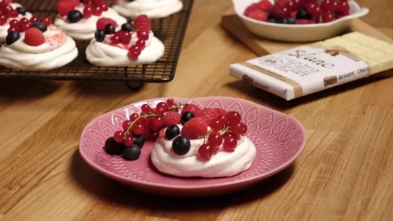 Minis Pavlovas au chocolat blanc et fruits rouges