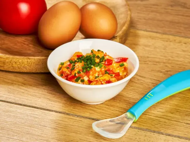 Oeufs brouillés et tomates