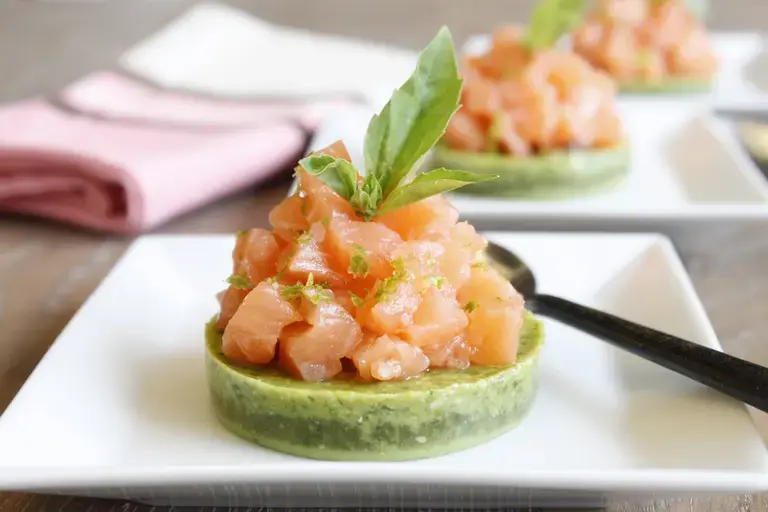 Tartare de saumon et gelée au pesto