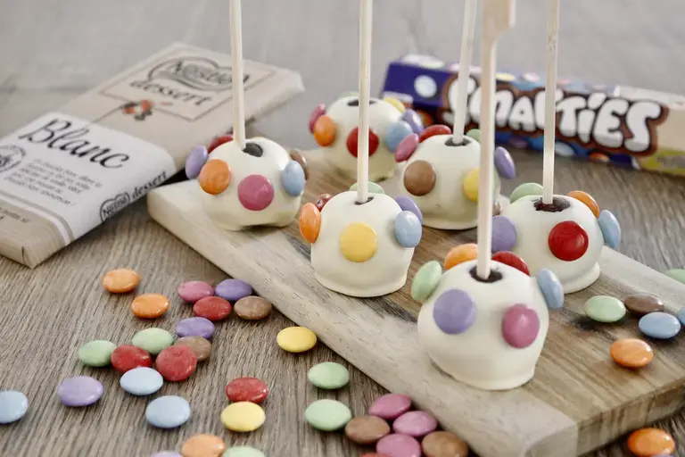 Pop cakes au chocolat blanc et aux smarties
