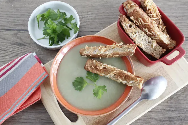 Soupe de poireaux et pommes de terre et mouillettes fde pain perdu cuites au air fryer