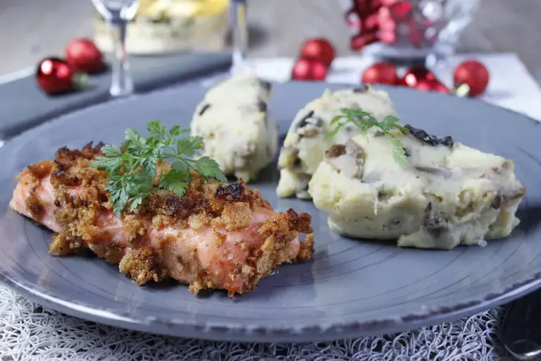 Saumon au pain d'épices croustillant et écrasée de pommes de terre aux champignons forestiers