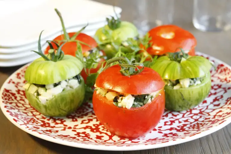 Tomates farcies à la mozzarella et légumes croquants