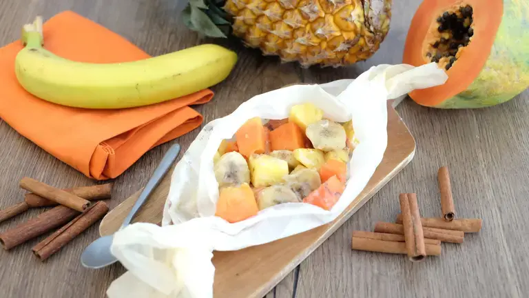 Papillotes de fruits sauce épicée