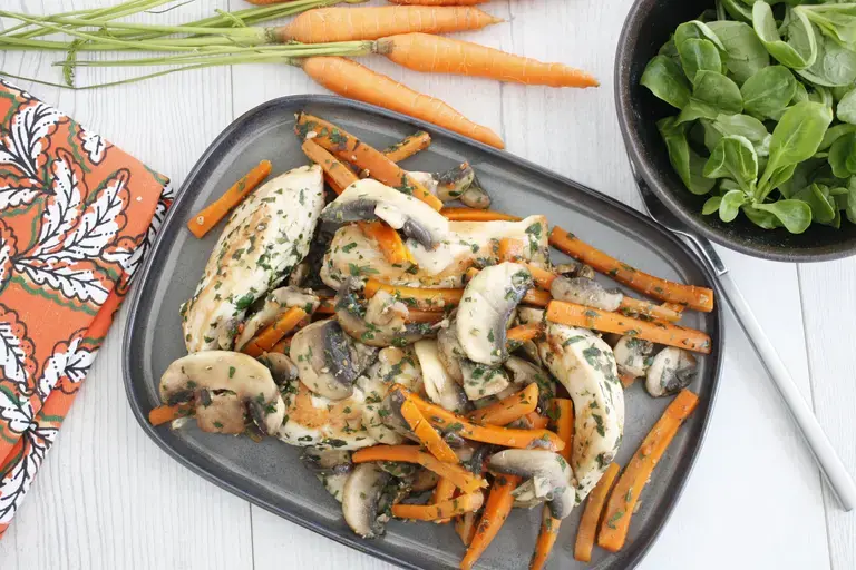 Aiguillettes de poulet aux carottes et champignons