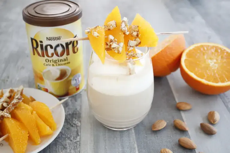 Boisson Ricoré et chantilly amande, brochette d'orange