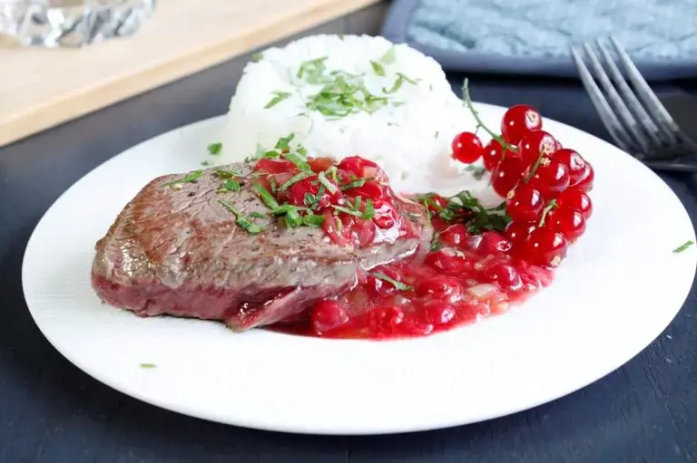 Pavé de boeuf sauce aux groseilles