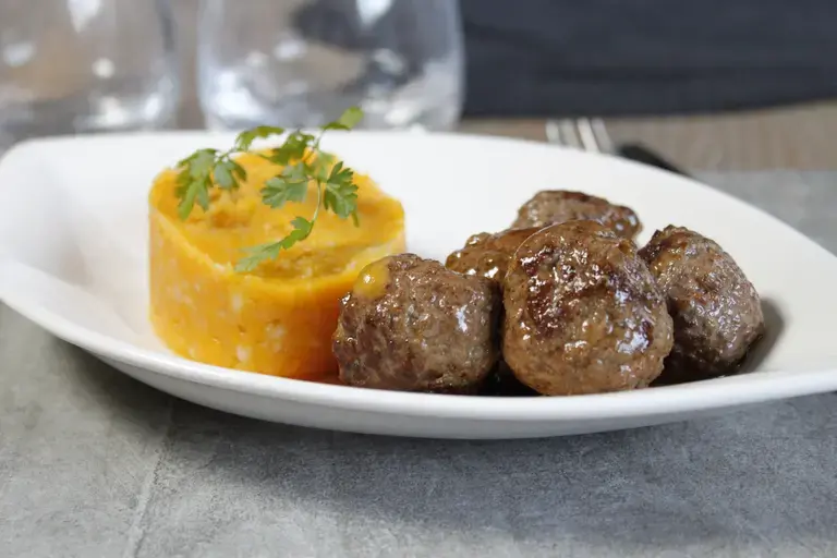 Boulettes de boeuf au cheddar et écrasée de patate douce