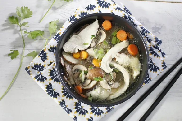 Soupe Phô aux lamelles de poulet et vermicelles de riz